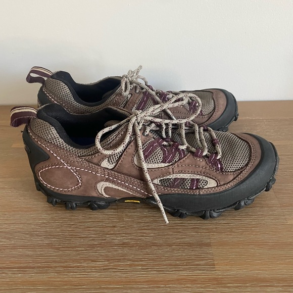 Patagonia Brown and Burgundy hiking  Shoes 8.5 women’s - Picture 4 of 7